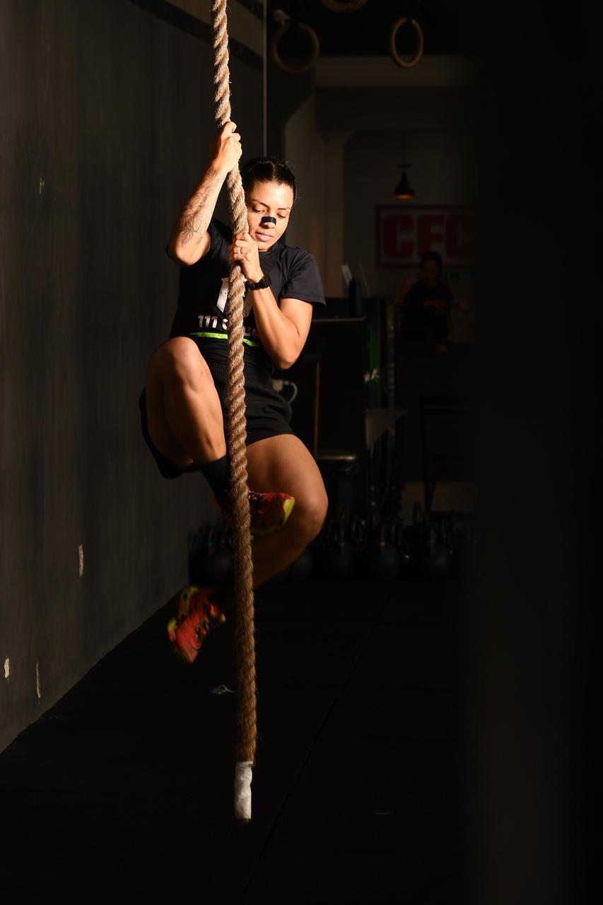 Atleta escalando corda em treino de alta intensidade usando o tape nasal Aero 1